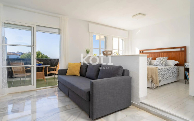 Lovely Loft with swimming pool and sea views Koti Rentals