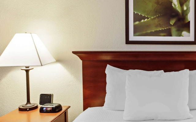 La Quinta Inn & Suites by Wyndham Stamford / New York City