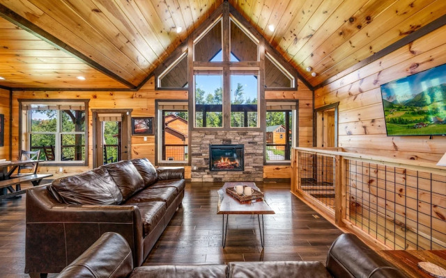Mountain Skyy 3 Bedroom Cabin by RedAwning