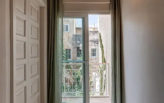 Spacious Apartment With Patio and Workspace