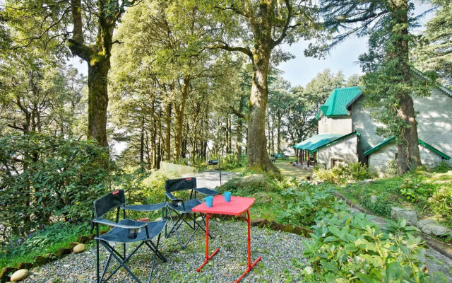 StayVista at 8Oaks - Ancestral Bungalow with massive lawn