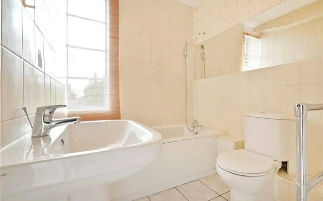 Brondesbury Apartment