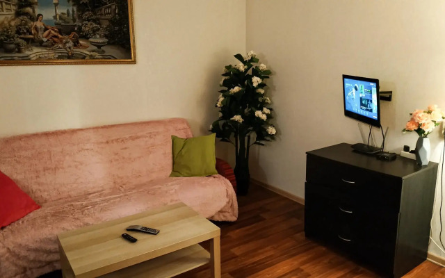 Диван и чемодан на улице Ольги Жилиной 92А