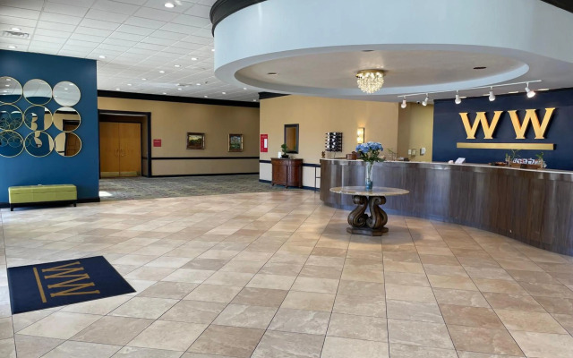 Historic Whispering Woods Hotel & Conference Center
