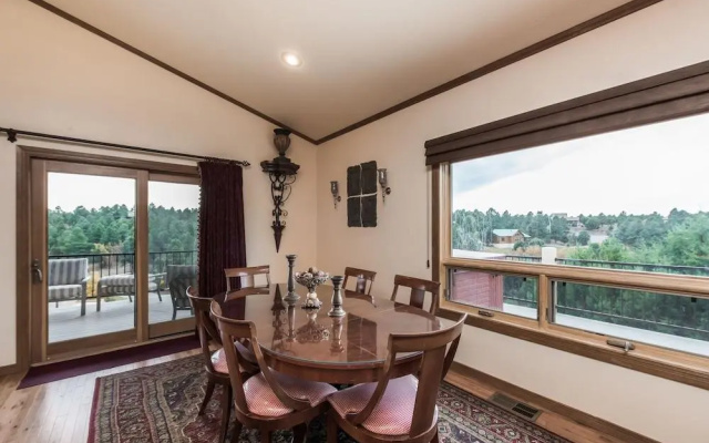 Mountain Views - Three Bedroom Cabin with Hot Tub