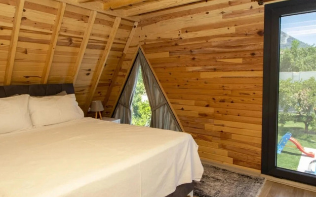 Villa With Pool Jacuzzi and Backyard in Inlice