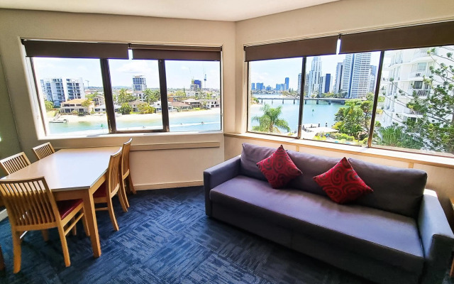 Tiki Hotel Surfers Paradise