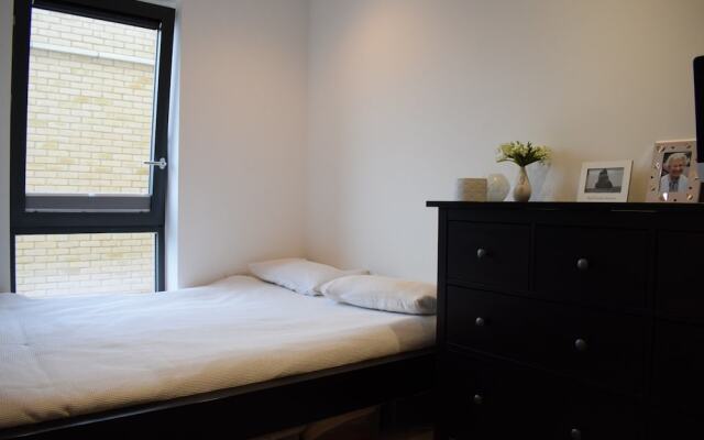 2 Bedroom Apartment With Parking in Camberwell