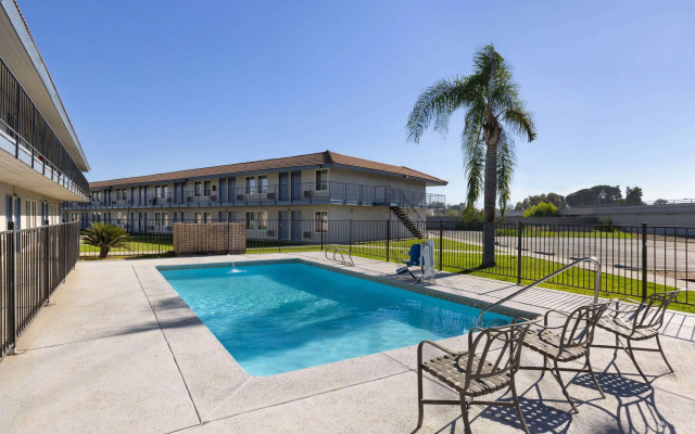 Days Inn by Wyndham Bakersfield