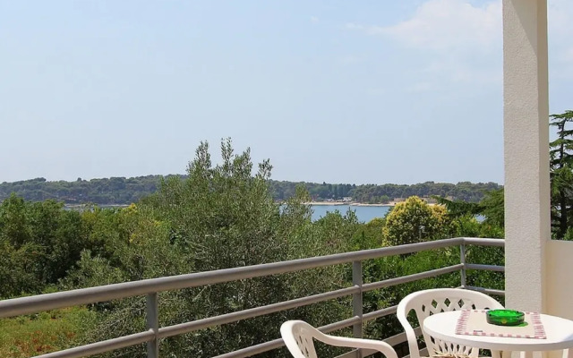 Apartment in Pula With Garden