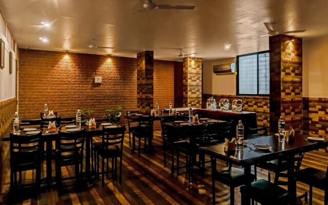 OYO 23501 Log Inn Plaza