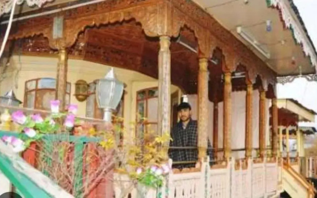 New minar group of houseboats