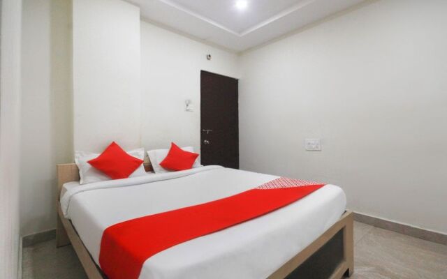 OYO 47565 Hotel Cm Residency