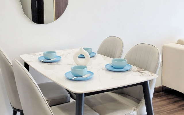 Modern Condo steps from Vincom Plaza