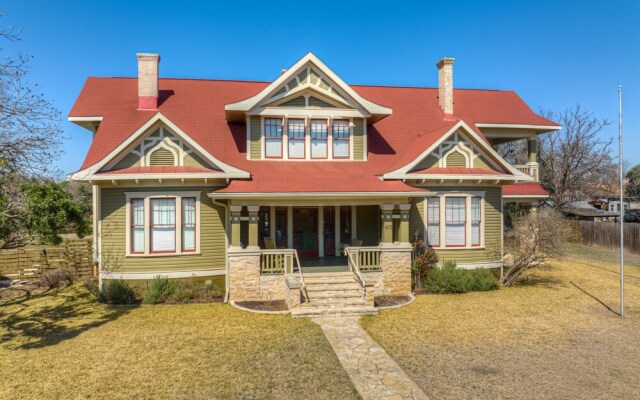 Beautiful and Unique Home With Fireplace and Pool!