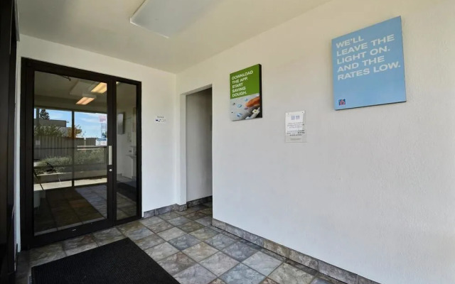 Motel 6 Indianapolis East