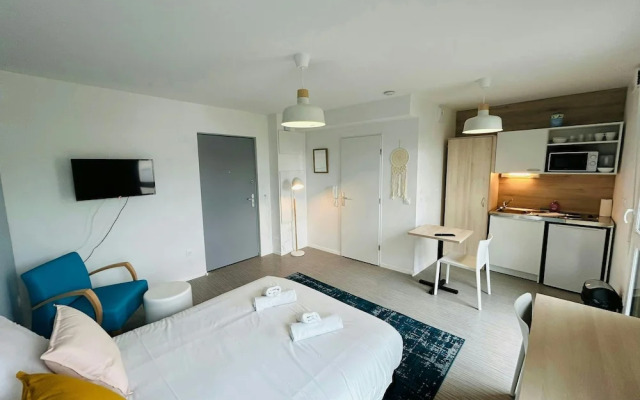 We Live In R - Suite 401