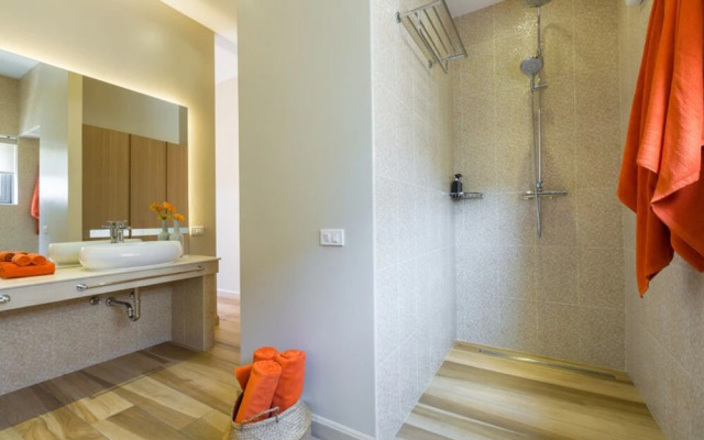 5 Bedrooms Villa Bacardi