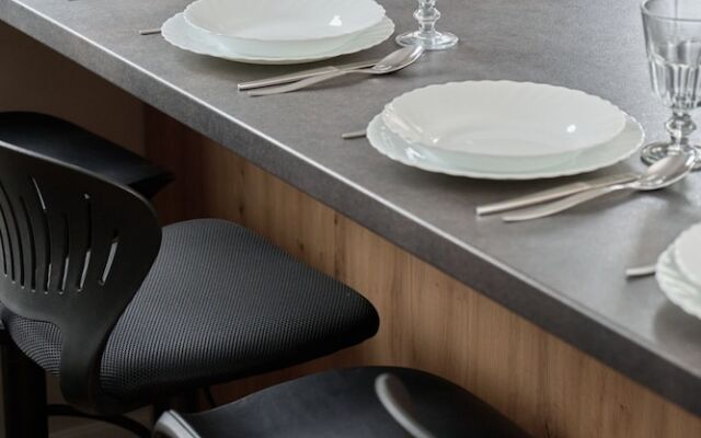 Modern Kotsisa Apartment by Renters