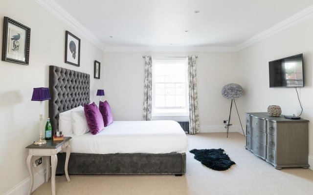 Stylish 5BR House in Hampton Court