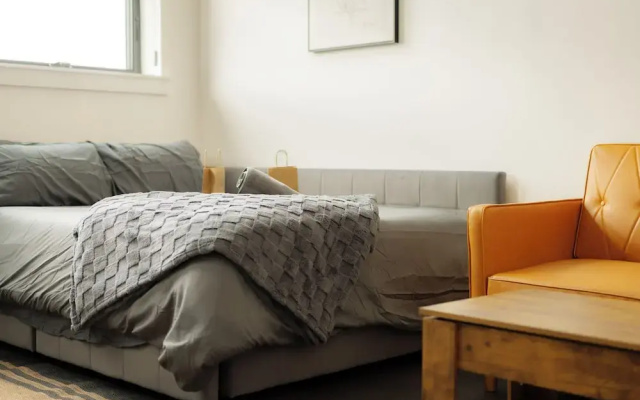 Above The Roots - Elegant Studio Stay