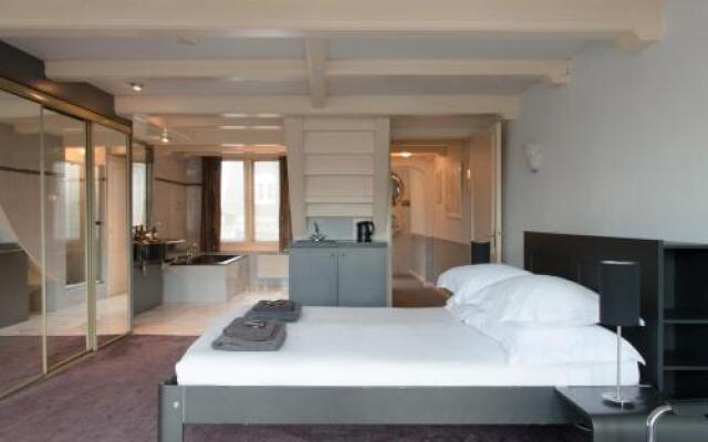 Double Floor Canal Estate