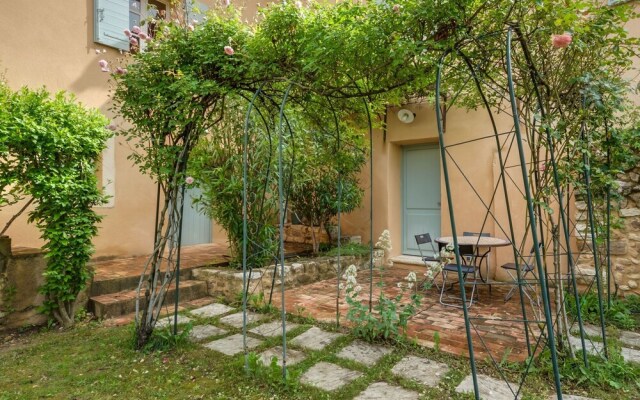 Secluded Holiday Home in Rustrel With Swimming Pool