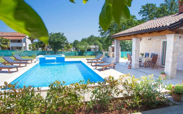 Roofed Villa in Istria With Private Pool