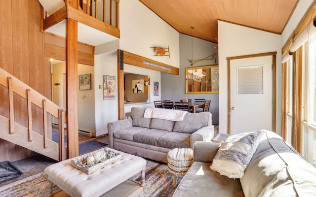 Charming Townhome - Walk to Greek Peak Mountain!