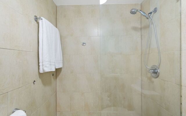 2 Bedroom Deluxe Apt on Collins Ave