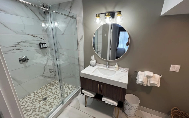 Lighthouse Inn & Suites