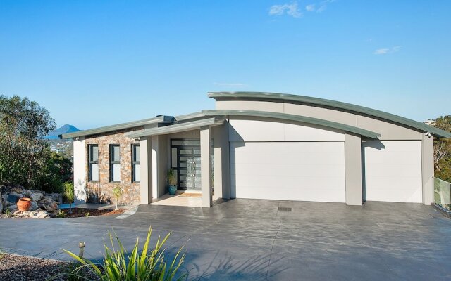 Hilltop Hideaway - Breathtaking views, moments to beach!