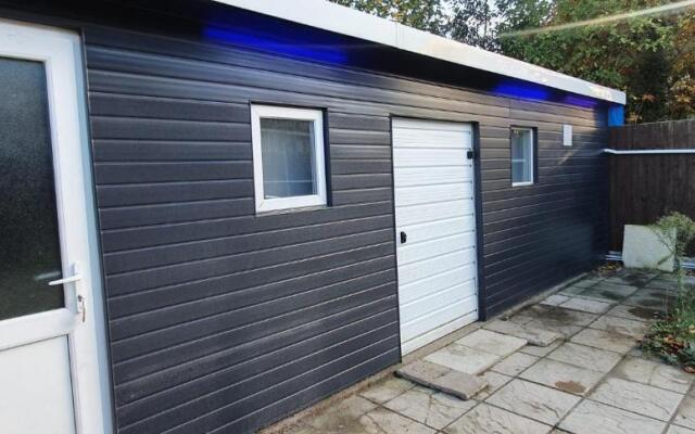 Adorable private suite with hassle-free street parking