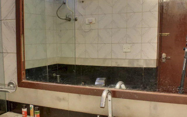 OYO 358 Hotel Golden Leaf