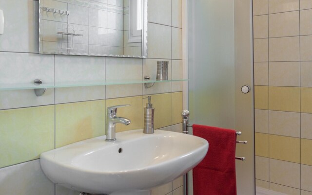 3 - Modern Apartment With Garden, 80m From Beach