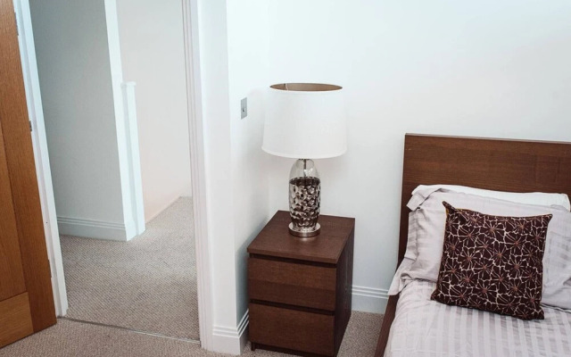 Luxurious 3 Bed Triplex Apartment - 3 Bath