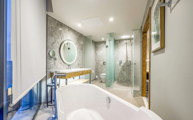 Radisson Hotel and Convention Centre OR Tambo Airport