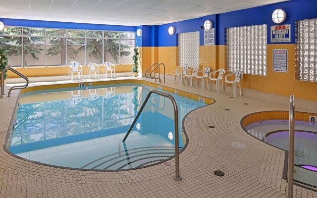 Econo Lodge Inn & Suites University