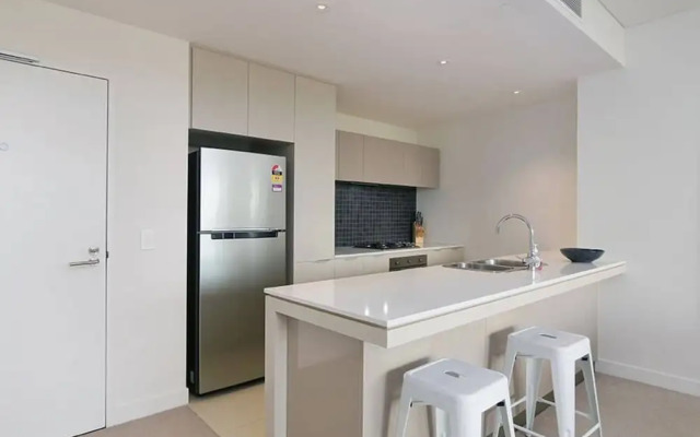 Large Modern 2 Bedroom Apartment near Lake Claremont