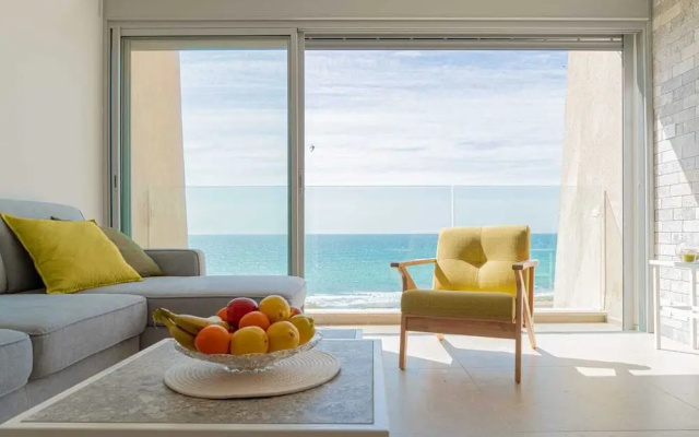 Stunning Beachfront Apt W Epic Sea Views