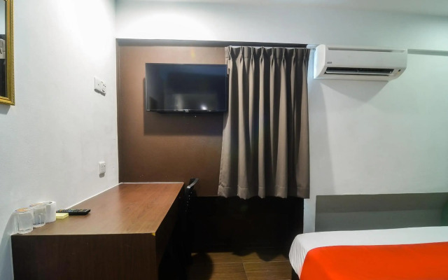 OYO 89465 Golden Lounge
