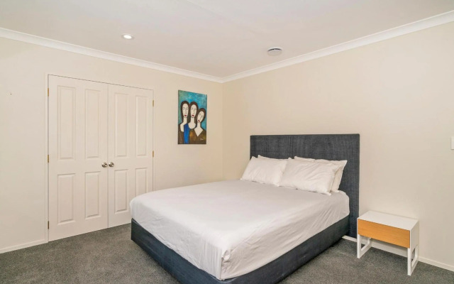 The Sunny Bach - Cooks Beach Holiday Home