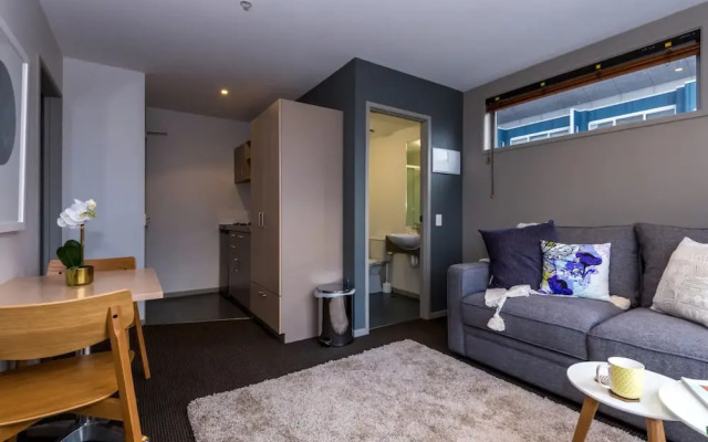 Light Filled Modern 1 Bedroom Apartment