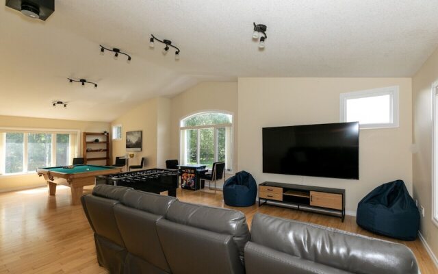 LUXURIOUS 5-Br Acreage | Year-Round Heated Pool & HotTub | Mtn View | Pool Table