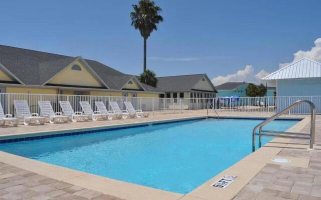 Travelodge by Wyndham Panama City Beach / Beachfront