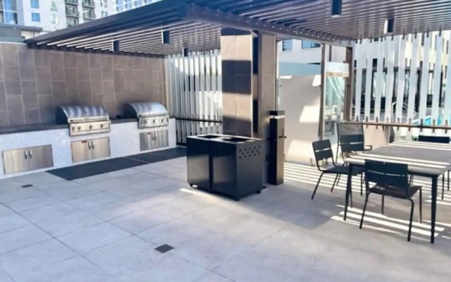 Luxe 1Br + Den: Little Italy Gem