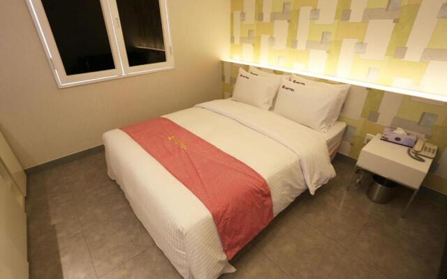 Q Hotel