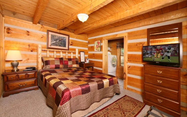 A Walk in the Clouds 2 Br cabin by RedAwning