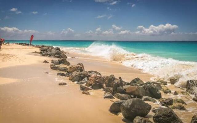 Only 350 yards from Eagle beach! Breakfast included!