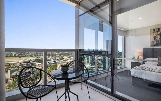 High-rise Balcony Unit With City Views, Gym, Pool – Balcony – Melbourne